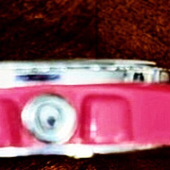 COACH:EUC BOYFRIEND WATCH, GREAT CONDITION, FUCHSIA SILICONE BAND W/GEMS CROWN - Picture 2 of 6